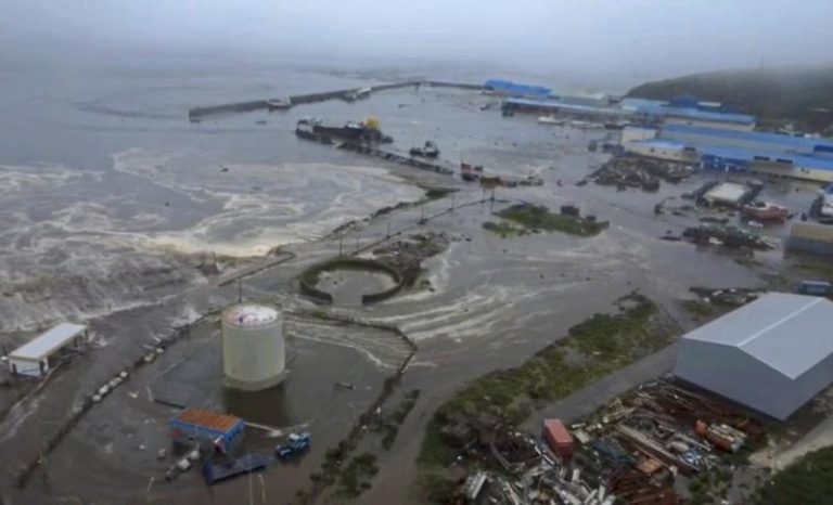 俄罗斯堪察加半岛外海发生规模8.8强震后并发布海啸警报。图为30日在俄罗斯北库里尔斯克（Severo-Kurilsk）地区被洪水淹没。欧新社
