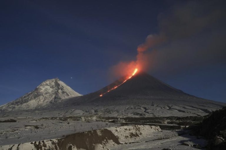 世界上最高的活火山之一克柳切夫火山2023年10月28日在俄罗斯远东的堪察加半岛北部喷发。美联社
