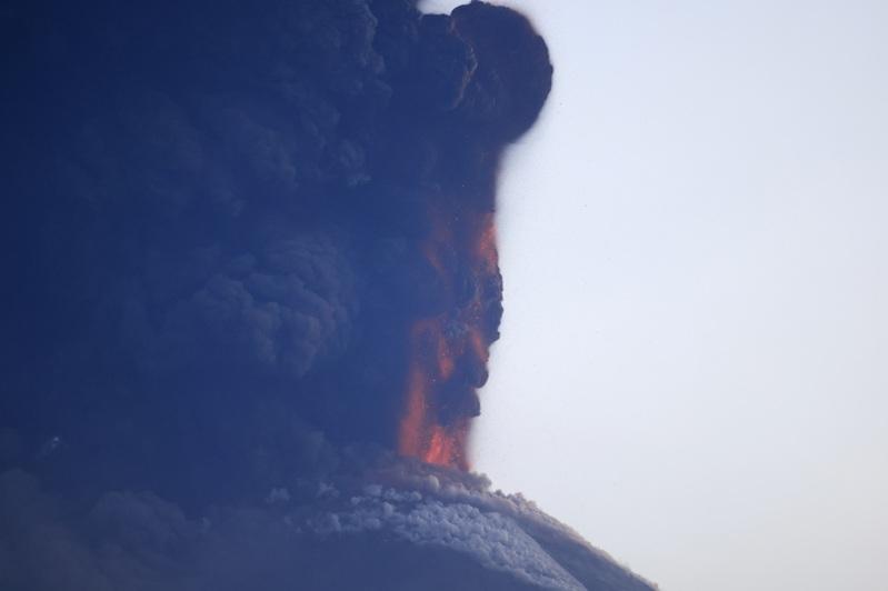 世界上最高的活火山之一克柳切夫火山2023年10月28日在俄罗斯远东的堪察加半岛北部喷发。美联社