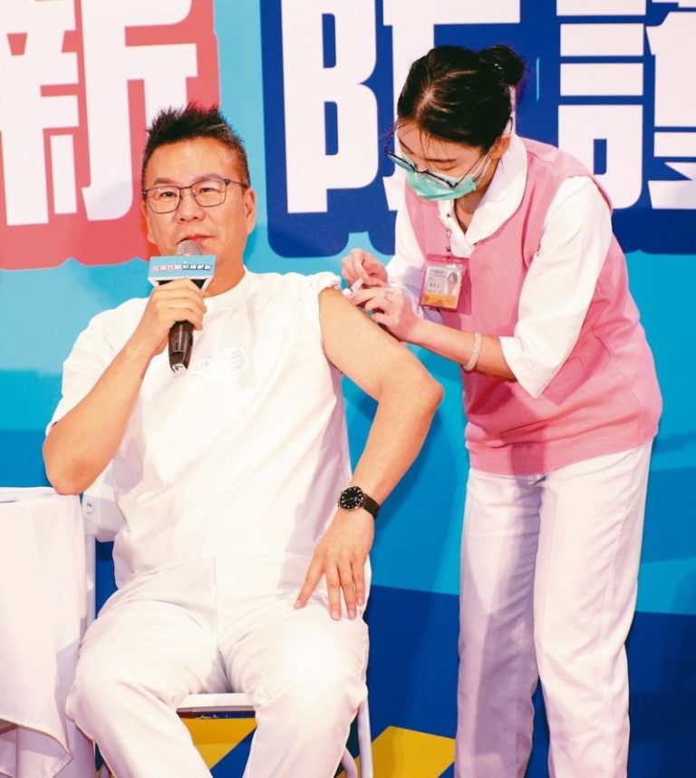 沈玉琳(左)发烧住进三总，引发关注。（本报数据照片）