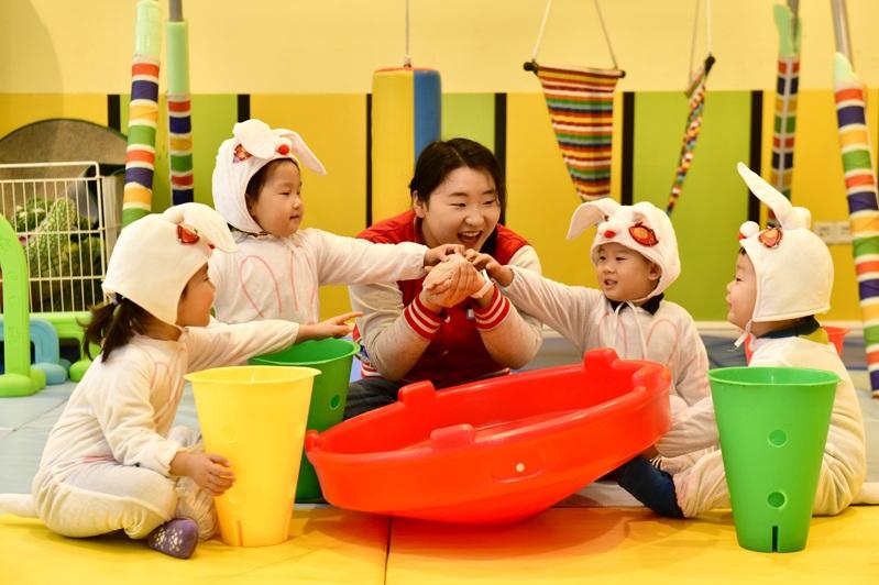 中国近日发布育儿补贴制度实施方案,派发育儿补贴,婴幼儿在3岁以前,每年可领3600元津贴。图为在山东省日照市东港区知子树托幼园,老师陪伴孩子进行游戏。(新华社)