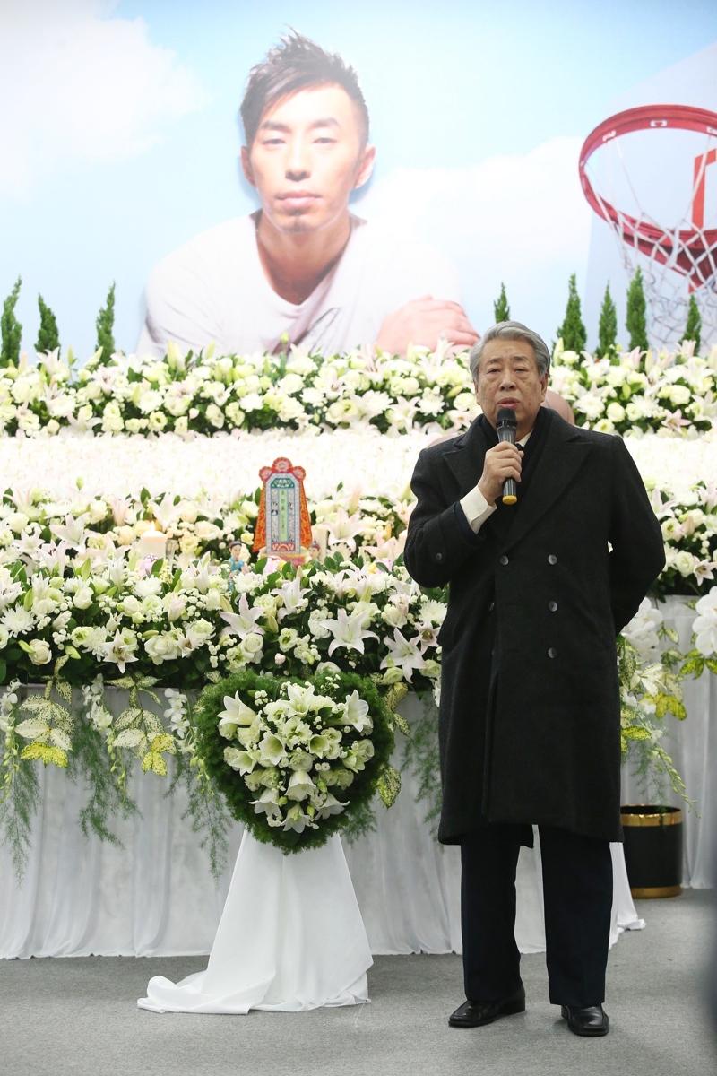 艺人邹少官告别式日前举行,父亲邹森(右)表示对他的不舍,盼来生再做父子。(记者杨万云/摄影)