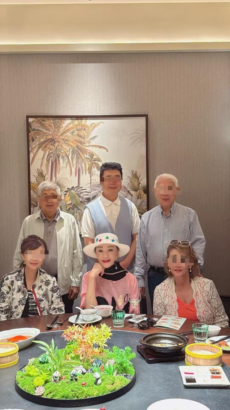 艺人邹少官告别式日前举行，父亲邹森（右）表示对他的不舍，盼来生再做父子。（记者杨万云/摄影）