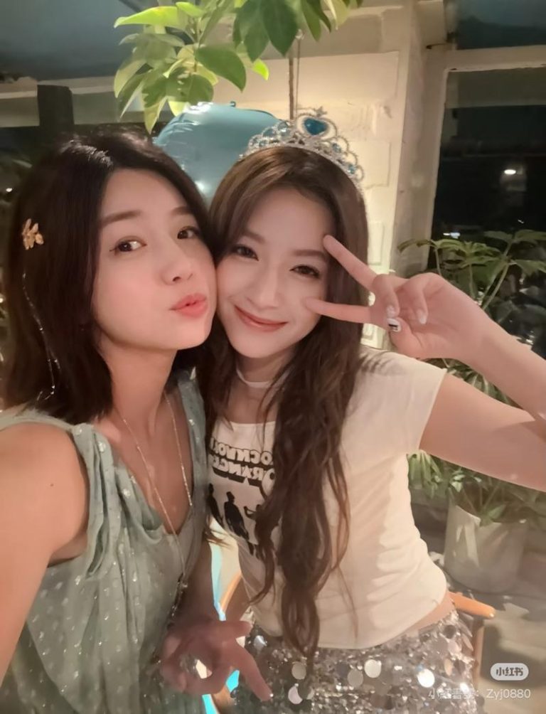 陈妍希与欧阳娣娣合照，完全看不出来两人相差21岁。图／摘自小红书