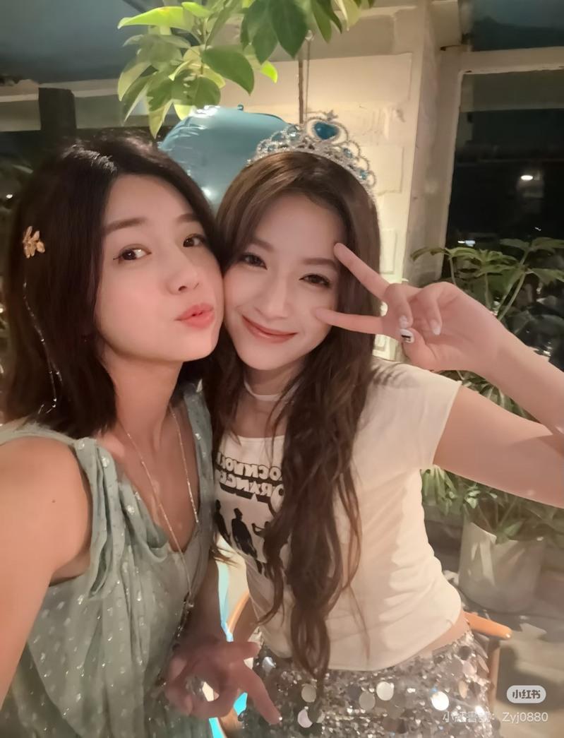 陈妍希与欧阳娣娣合照,完全看不出来两人相差21岁。图/摘自小红书