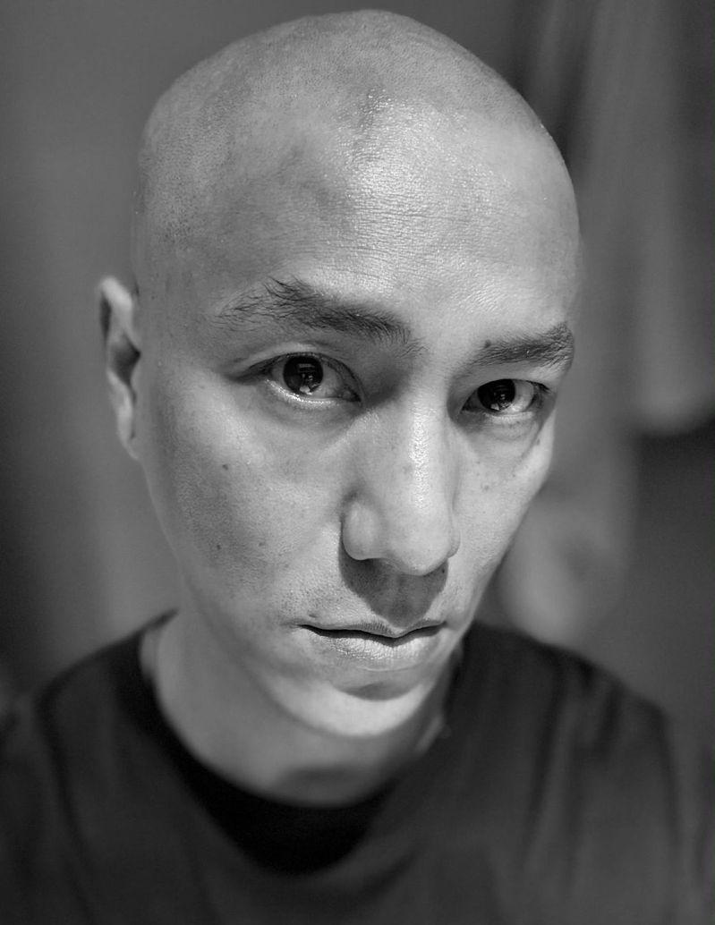 陈坤晒出素颜光头黑白照,自嘲「头不圆可咋办」。(取材自微博)