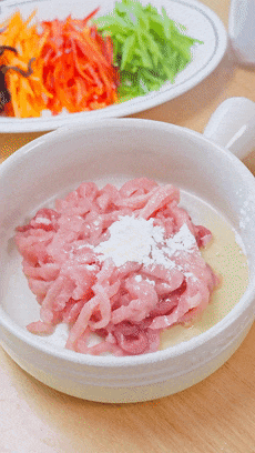 【宝宝辅食】鱼香肉丝盖饭的做法图解2