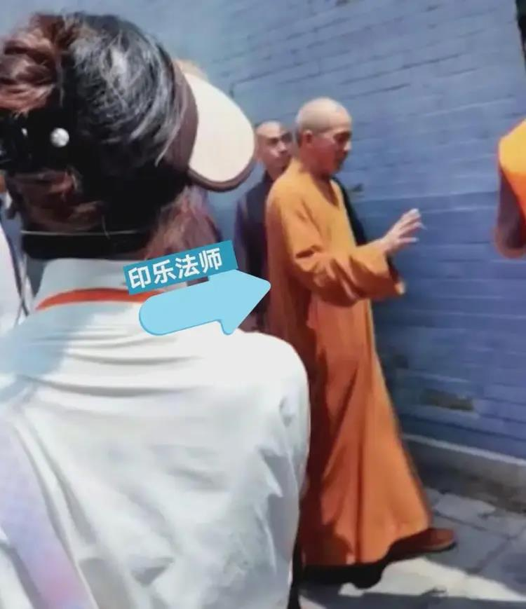 少林寺新住持印乐法师微笑挥手进入围挡的方丈室。(视频截屏)