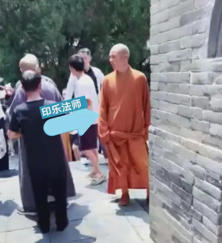 少林寺新住持印乐法师微笑挥手进入围挡的方丈室。（视频截屏）