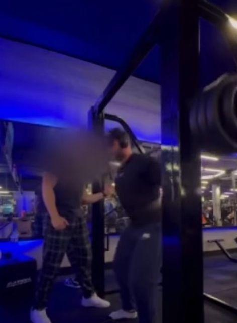 140公斤重的杠铃瞬间掉下，帕塞蒂双腿被压骨折。(视频截屏)
