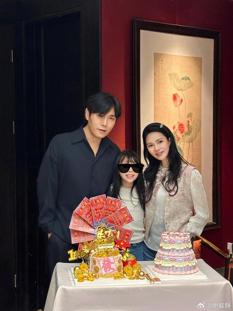 秦昊(左)与伊能静结婚10年。(取材自微博)