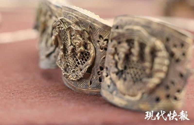 刘某某挖到并贩售的首饰。(取材自现代快报)