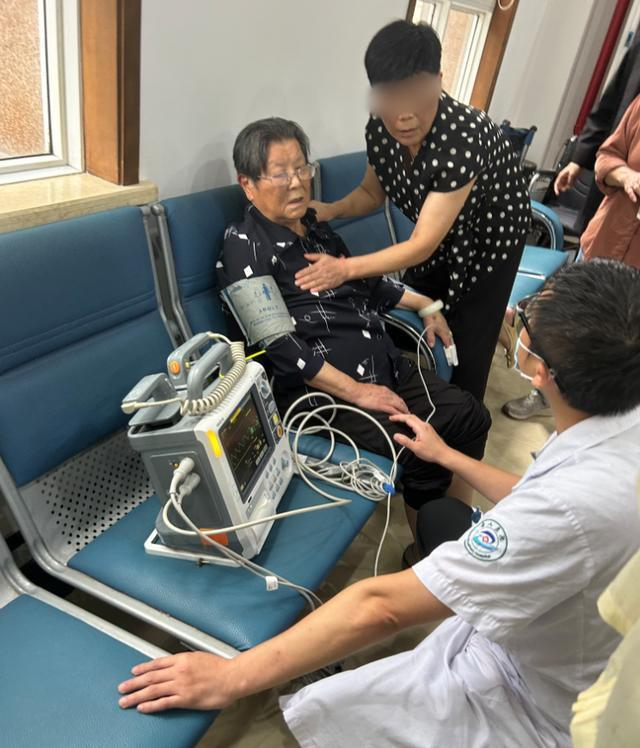 何婆婆拿放大镜学习法律知识。（取材自华商报大风新闻）