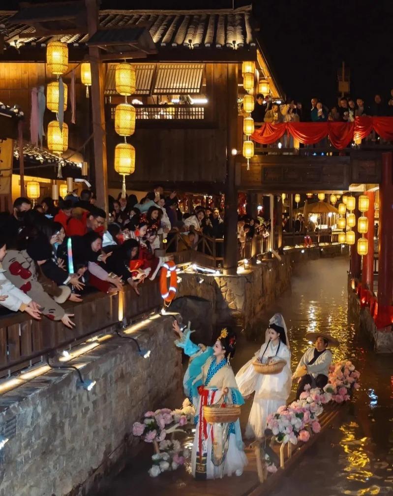 景区NPC成为中国年轻人心目中的「神仙职业」。（取材自小红书）
