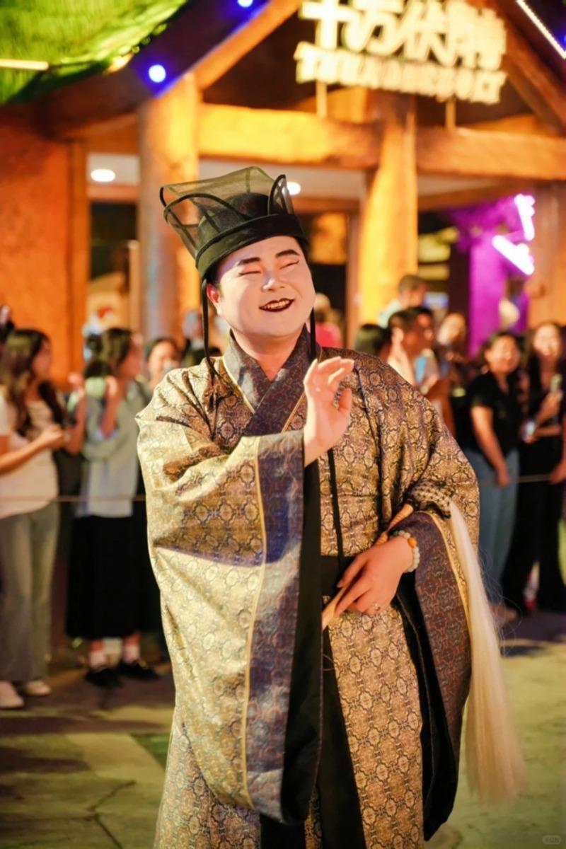 景区NPC成为中国年轻人心目中的「神仙职业」。（取材自小红书）