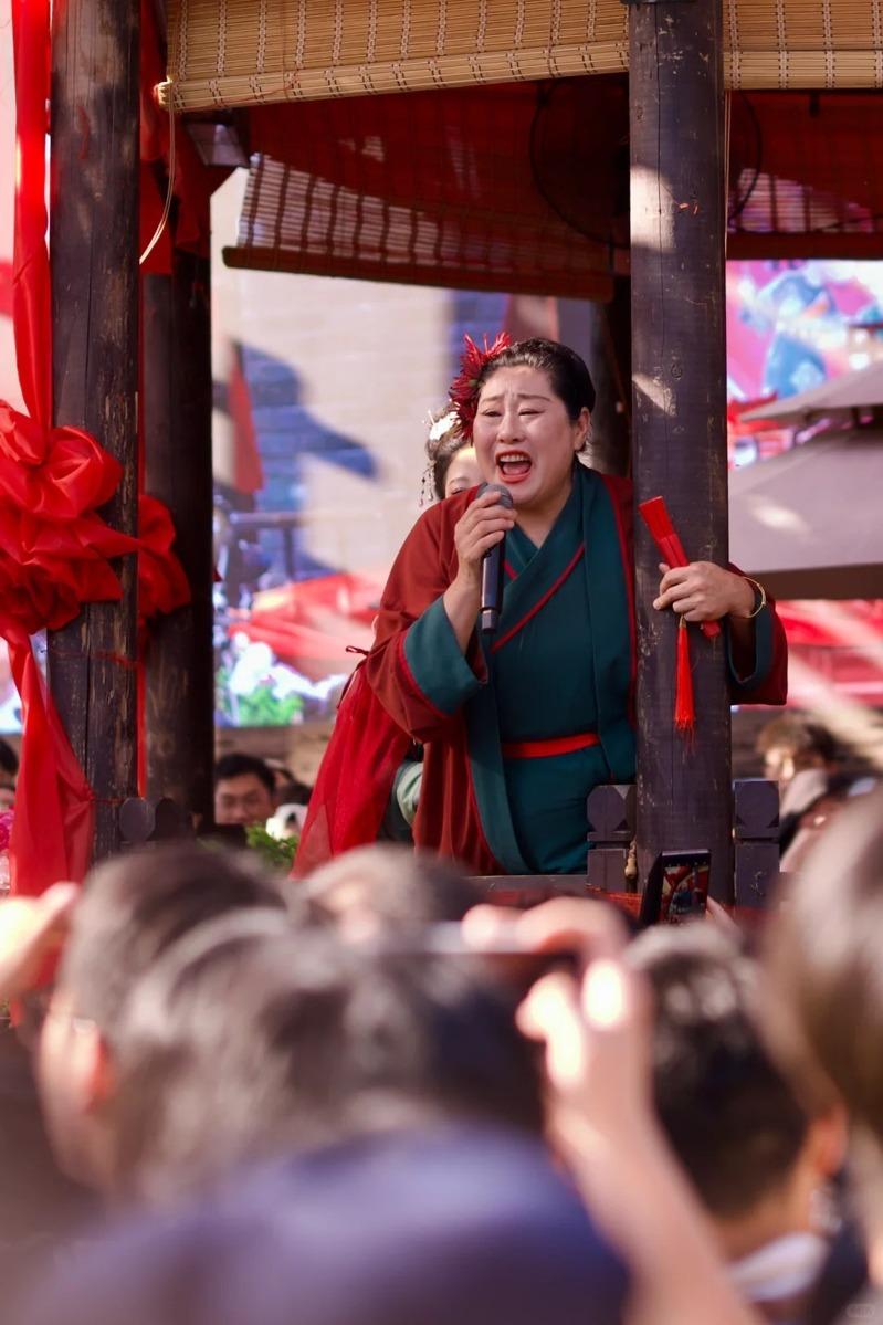 景区NPC成为中国年轻人心目中的「神仙职业」。（取材自小红书）