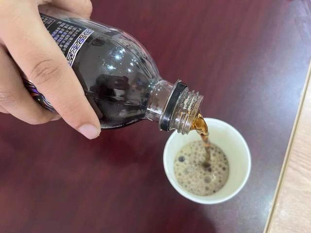云南见手青可乐。(取材自都市时报)