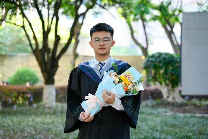 文丽娟和儿子万鑫宇。(取材自羊城晚报)