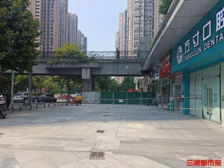 事发地已经被围挡和警戒线围住。（取材自三湘都市报）