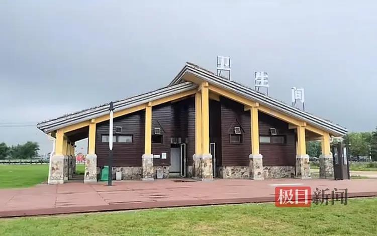 公共卫生间洗手池扫码付费使用。(取材自极目新闻)