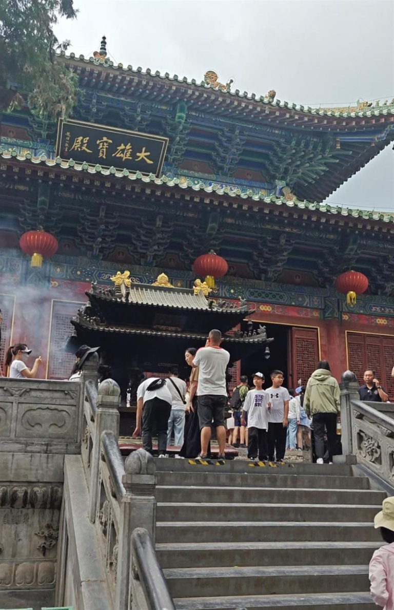 少林寺功德箱上摆有免费清香。(取材自极目新闻）