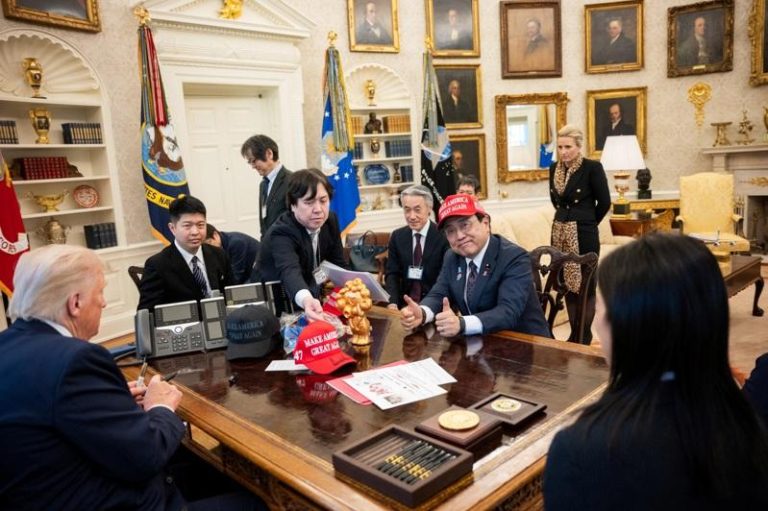 日本经济再生担当相赤泽亮正（右）4月16日拜会美国总统川普时（左），戴上「让美国再次伟大」的帽子示好。（路透）