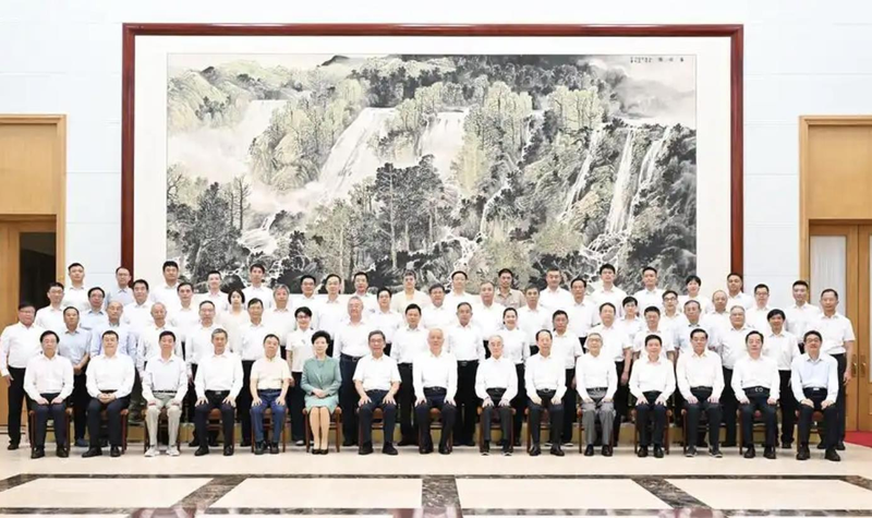 据央视新闻报导，受中共中央总书记习近平委托，中共中央政治局常委、中央书记处书记蔡奇3日在北戴河看望暑期休假专家。（取材自央视新闻）