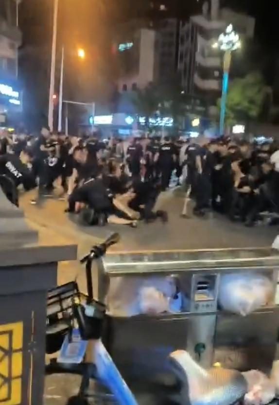 大批江油市民被警方暴力抓捕，甚至送上运猪车。（取材自李老师不是你老师X平台）