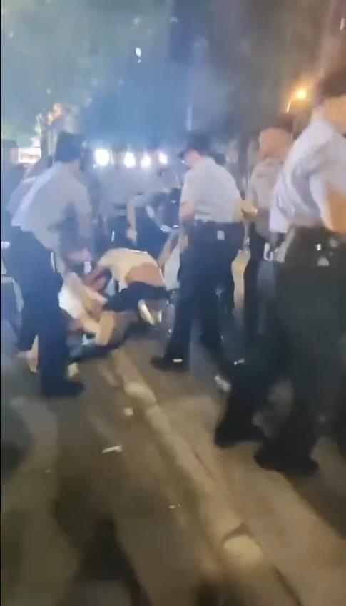 大批江油市民被警方暴力抓捕，甚至送上运猪车。（取材自李老师不是你老师X平台）