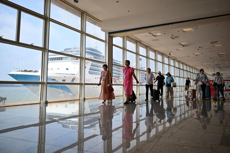 中国海洋旅游走红,邮轮旅游进出港旅客总数、邮轮艘次均呈现爆发式增长,图为7月下旬旅客在天津国际邮轮母港入境。(新华社)