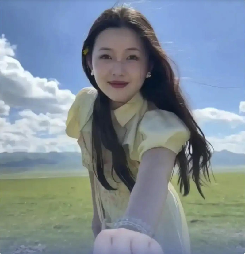 重庆女大生（左）因为激似大S（右）一夜暴红。(取材自微博)