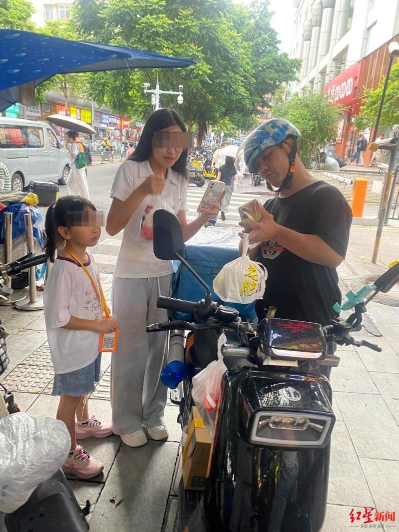一名孩子奔跑着代送外卖。（取材自红星新闻）