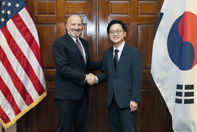 图为美国商务部长卢特尼克(左)与南韩产业通商资源部长金正官(右)。欧新社