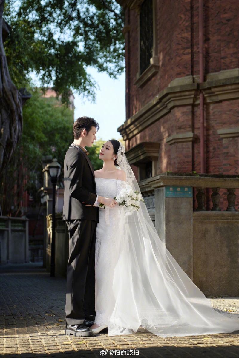 铂爵旅拍发布的婚纱照，新娘戴上5斤重黄金凤冠的瞬间，阳光刚好打在流苏上，是「中式浪漫的天花板」。（取材自微博）