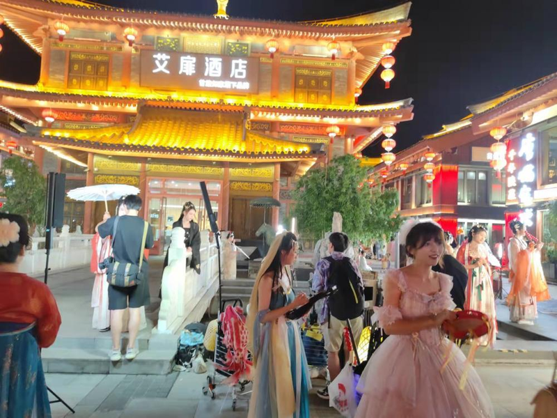 铂爵旅拍发布的婚纱照，新娘戴上5斤重黄金凤冠的瞬间，阳光刚好打在流苏上，是「中式浪漫的天花板」。（取材自微博）