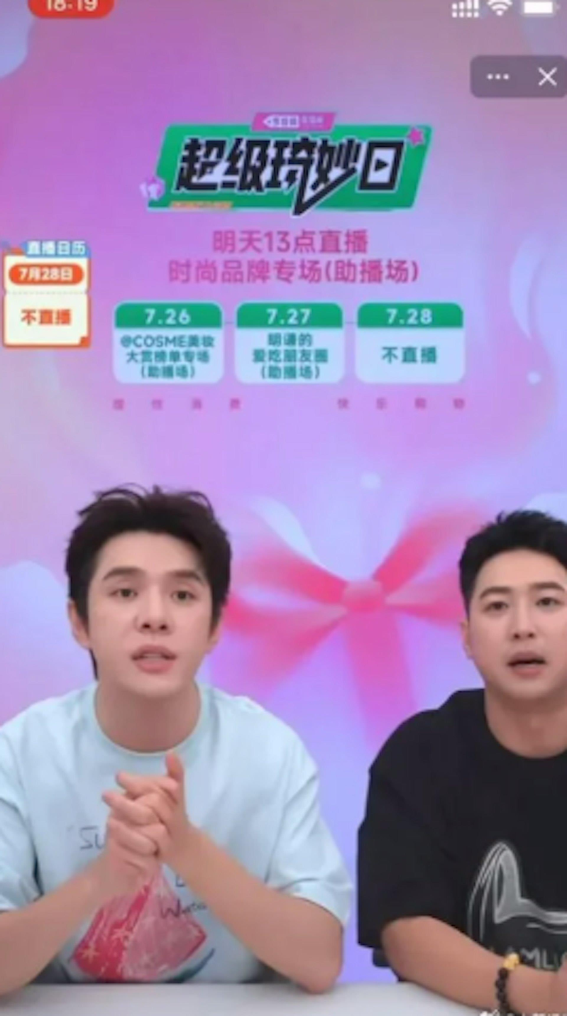 铂爵旅拍发布的婚纱照，新娘戴上5斤重黄金凤冠的瞬间，阳光刚好打在流苏上，是「中式浪漫的天花板」。（取材自微博）