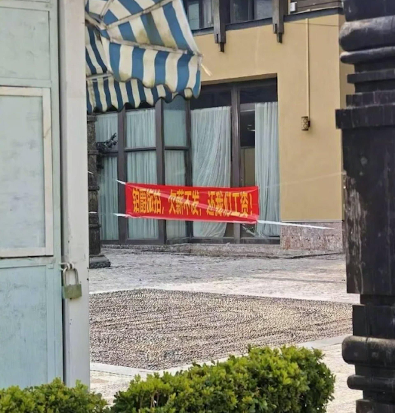 铂爵旅拍发布的婚纱照，新娘戴上5斤重黄金凤冠的瞬间，阳光刚好打在流苏上，是「中式浪漫的天花板」。（取材自微博）
