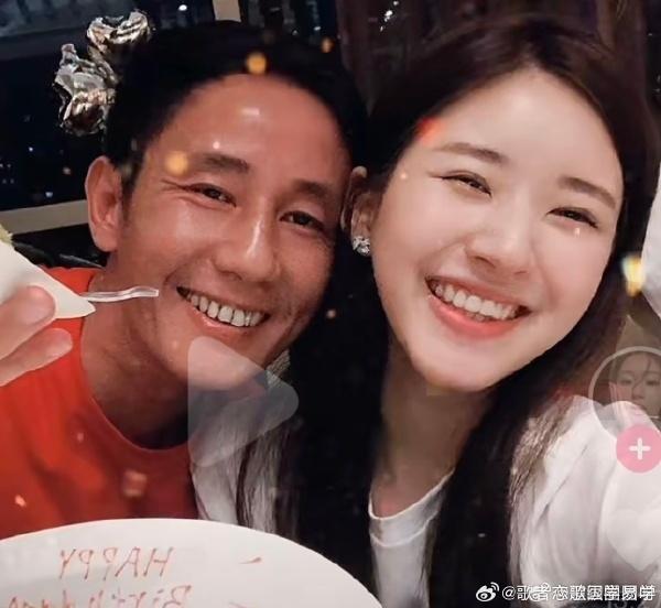 赵露思直播说父亲两年前罹癌。(取材自微博)