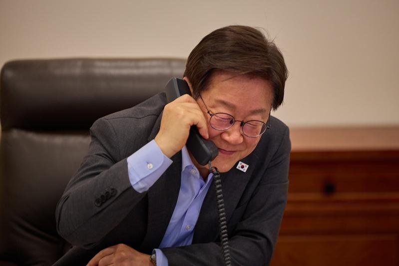 南韩总统李在明7月25在首尔的办公室与德国总理梅尔茨通话。欧新社