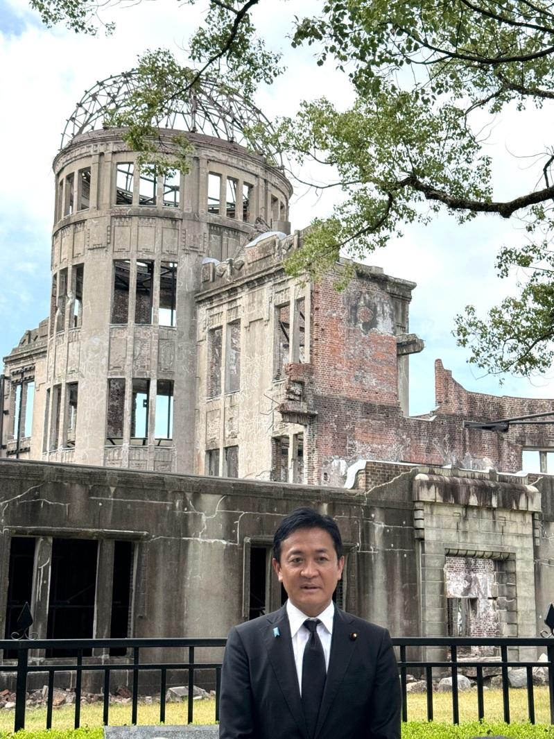 台驻日代表李逸洋（右三）6日首度出席广岛市和平纪念仪式，他表示，自1947年广岛市首次举办以来，台湾今年首次受邀，意义重大。（中央社）