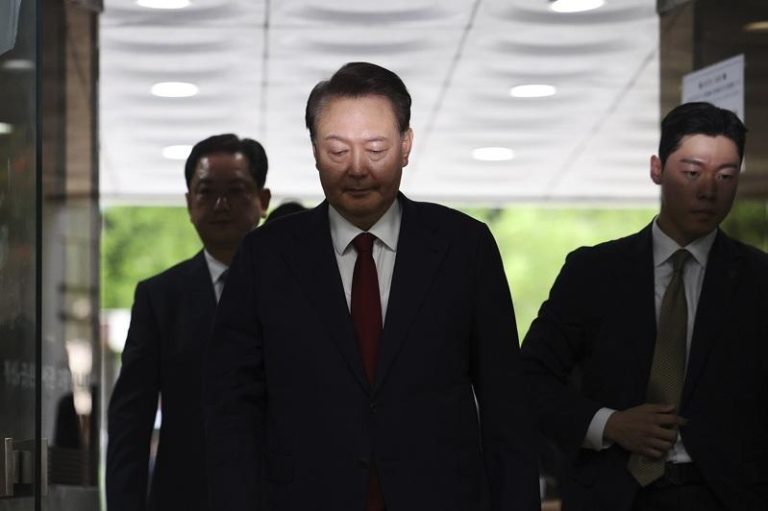 南韩前总统尹锡悦7月9日抵达法院，出席独检组要求审查其逮捕令的听证会。（美联社）