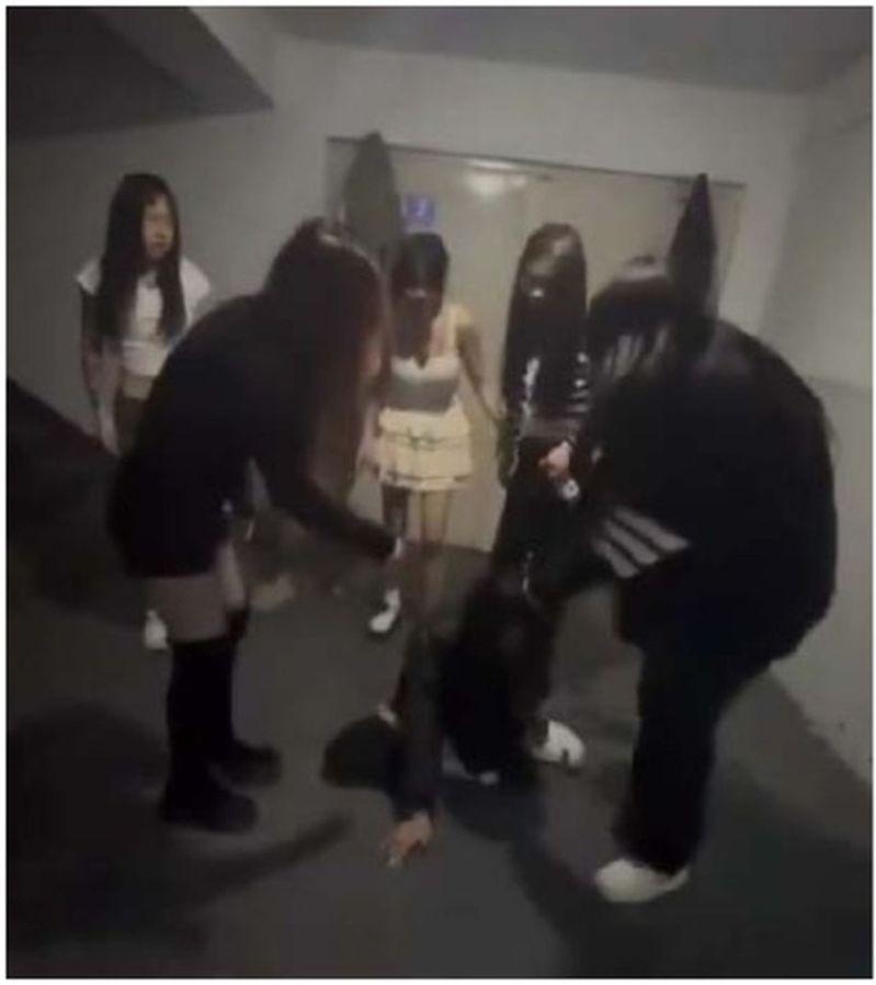 施暴者不仅开直播炫耀打人经过，更在网络上公开贩卖殴打现场影片。（视频截屏）