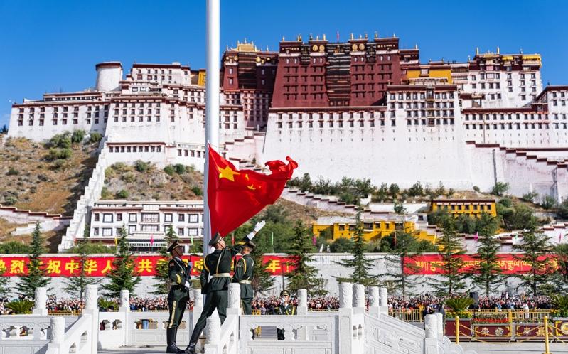 北京认定的班禅喇嘛确吉杰布今年3月出席全国政协会议。（中新社数据照片）