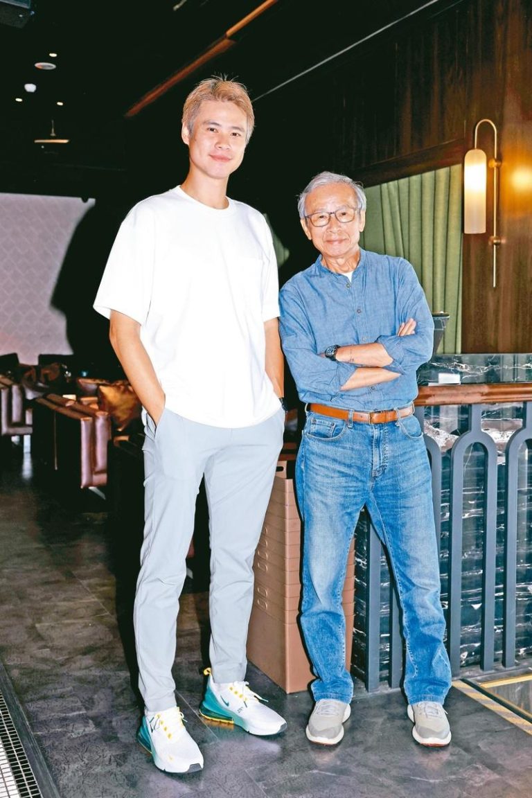 吴念真(右)与儿子吴定谦一起声明企业转型。(记者王聪贤／摄影)