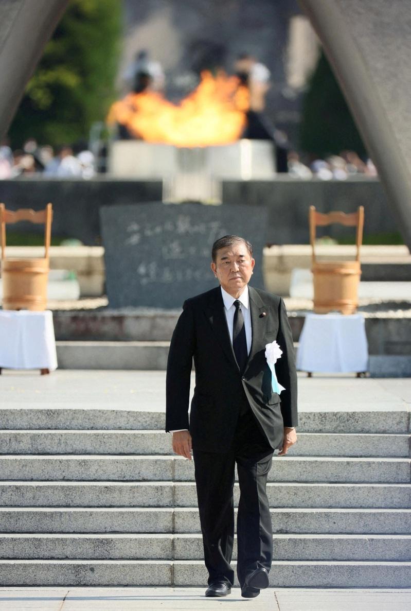 8月6日是日本广岛原子弹爆炸80周年纪念日，在广岛和平纪念公园一名小女孩6日在元安川上放纸灯笼，悼念原子弹爆炸的遇难者。（欧新社）