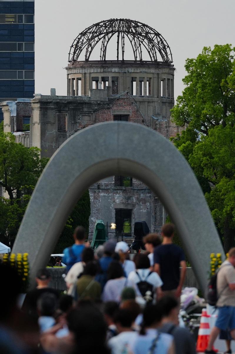 8月6日是日本广岛原子弹爆炸80周年纪念日，在广岛和平纪念公园一名小女孩6日在元安川上放纸灯笼，悼念原子弹爆炸的遇难者。（欧新社）