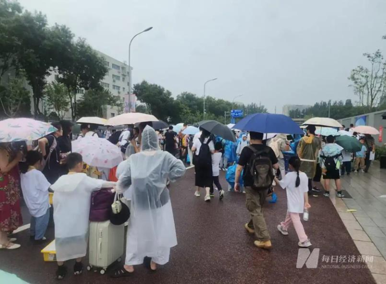 世界机器人大会在北京登场，中媒报导称虽现场下起雨，但有大批民众带着家人准备入场参观。（取材自每日经济新闻）