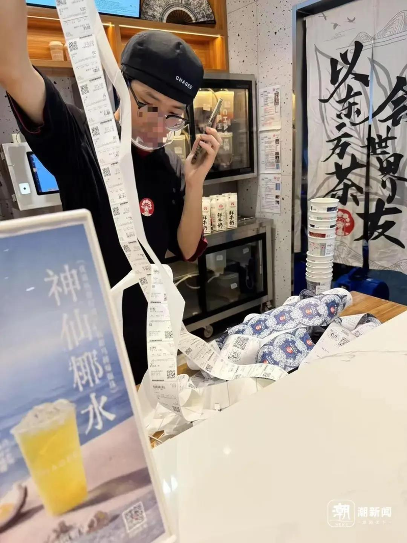 奶茶店爆单。(取材自杭州日报)
