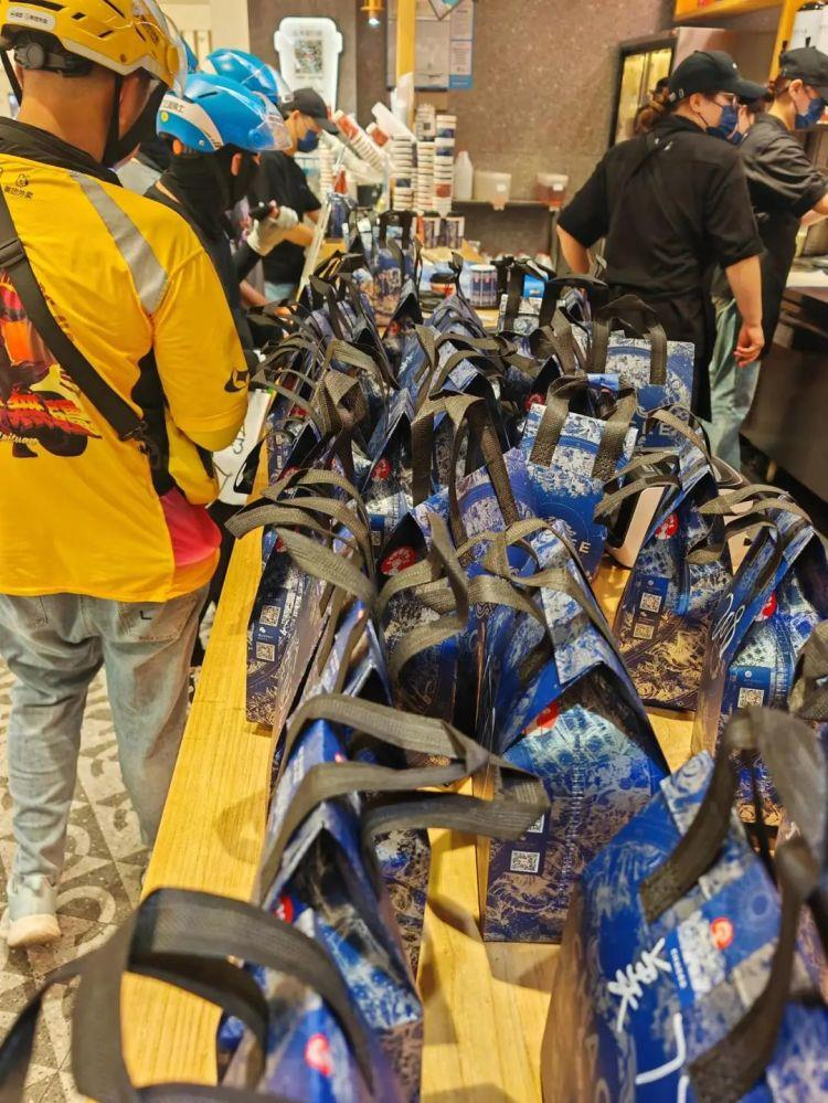 奶茶店爆单。(取材自杭州日报)