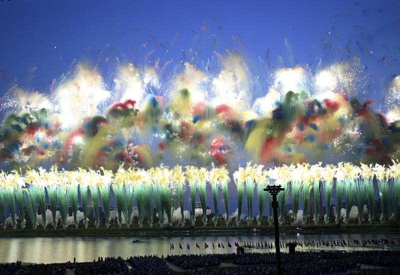 成都世运会开幕式上的焰火表演，在夜空中长出一颗「友谊之树」。 （新华社）